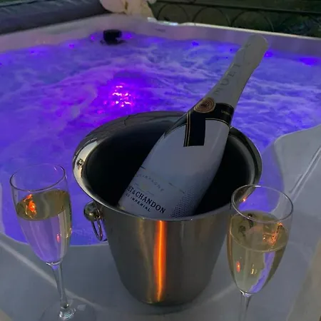 Villa Lunika, Luxury With Heated Pool, Jacuzzi And Sauna