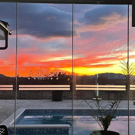 Villa Lunika, Luxury With Heated Pool, Jacuzzi And Sauna *