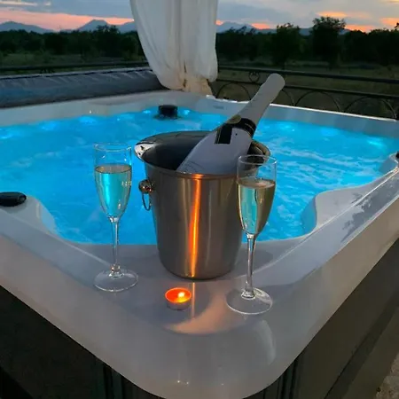Lunika, Luxury With Heated Pool, Jacuzzi And Sauna Villa